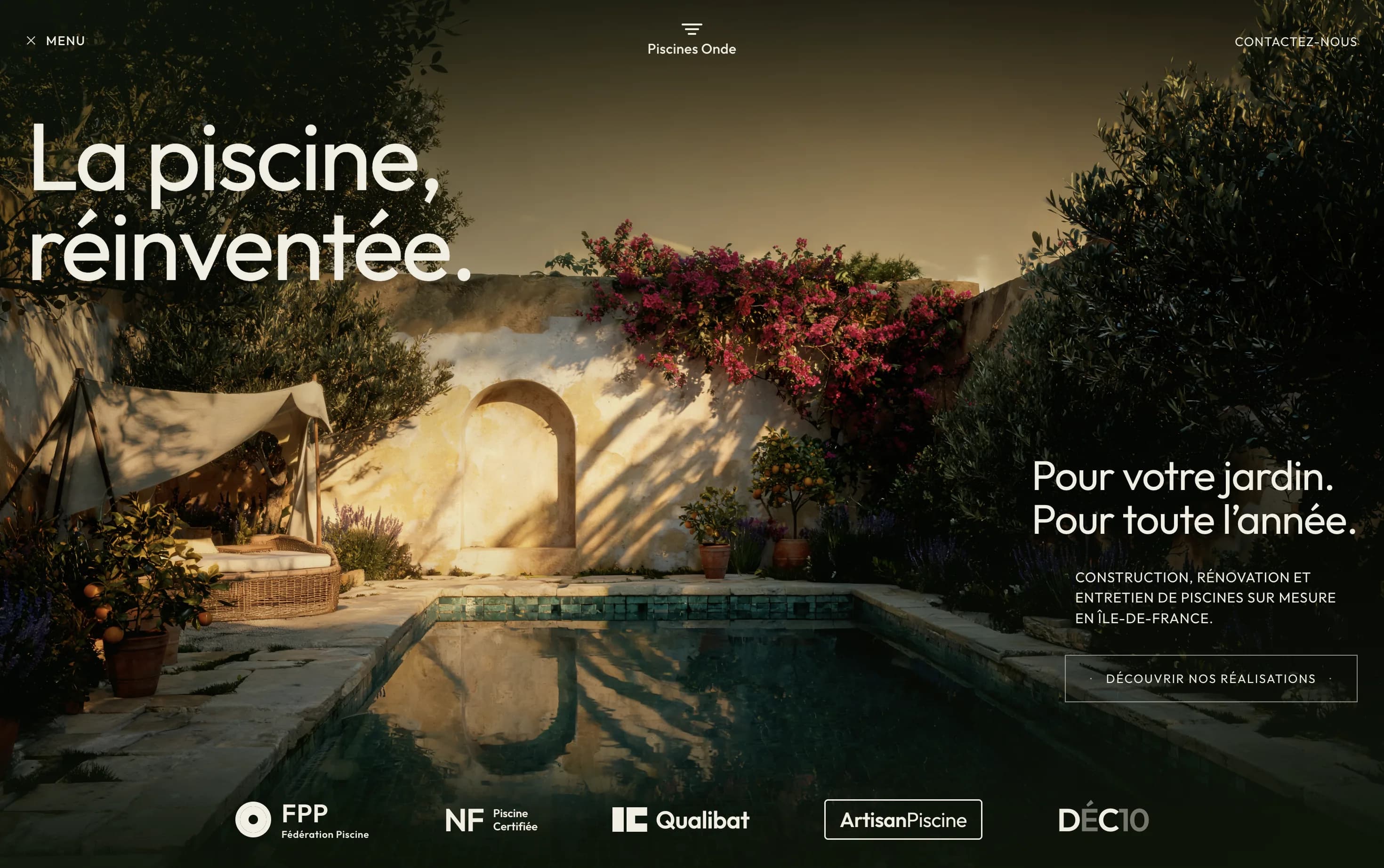 Le site d'un pisciniste affiché plein écran : photo d'un bassin dans un jardin méditerranéen au soleil couchant, titre « La piscine, réinventée. » et accroche « Construction, rénovation et entretien de piscines sur mesure en Île-de-France ».